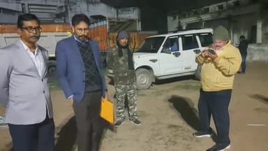 जमुई: ट्रक से 79 लीटर अवैध अंग्रेजी शराब को अन्वेषण ब्यूरो ने किया जब्त, श्रीकृष्ण सिंह स्टेडियम में उत्पाद विभाग को सौंपी