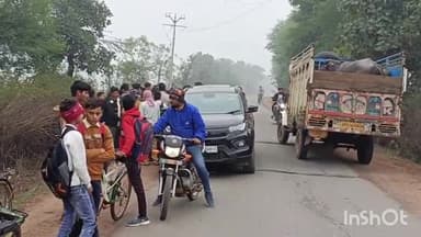 दिगौड़ा लिधौरा सड़क पर एसआई की कार में तेज रफ्तार बाइक ने पीछे से मारी टक्कर, बाइक चालक छात्र को आई चोट।