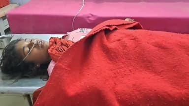 जमुई: महिसौड़ी स्थित वी मार्ट के पास बेहोशी अवस्था मे गिरी एक युवती को डायल 112 की पुलिस ने सदर अस्पताल में कराया भर्ती