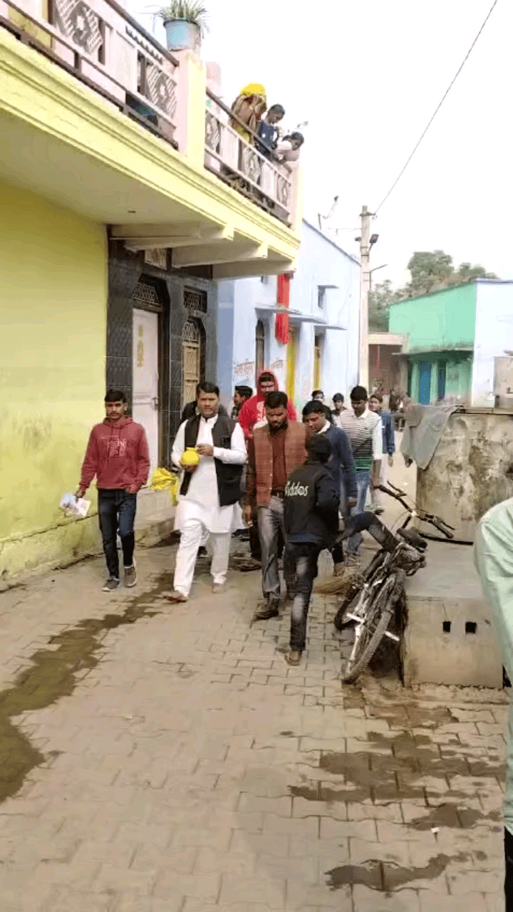 "राम_काज_किए _बिनु_मोहे_कहां_विश्राम"
22 जनवरी 2024 हर घर दीप जले।घर घर निमंत्रण पत्र वितरण।पीले चांवल एवं भगवान के भव्य मंदिर का चित्र भेंट कर भगवान के विराजमान होने के समय खुशी मनाने का आग्रह किया।
#भगवान_श्री_राम_मंदिर_प्राण_प्रतिष्ठा