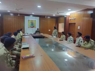 राजनांदगांव: पुलिस अधीक्षक कार्यालय के सभागार में सीसीटीएनएस ऑपरेटरों की ली गई बैठक