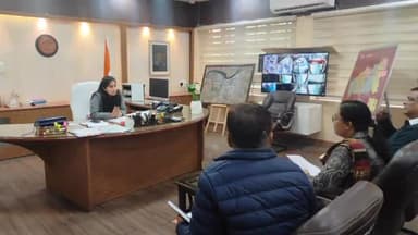 होशंगाबाद नगर: कलेक्ट्रेट कार्यालय में DM ने की बैठक, सफलतापूर्वक धान खरीदी संपन्न कराने व खरीदी केंद्रों पर व्यवस्था के दिए निर्देश