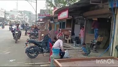 होशंगाबाद नगर: मीनाक्षी चौक पर चौड़ीकरण के लिए प्रशासन ने दुकानदारों को अपनी घूमठि शिफ्ट करने के लिए आज शाम तक का दिया समय