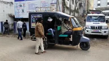 ताजपुर: चक मोतीपुर गांव से पुलिस ने चार लीटर देसी शराब के साथ एक व्यक्ति को किया गिरफ्तार