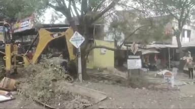 दलौदा: ग्राम सेमली में अक्षत कलश यात्रा के दौरान गफूर नामक युवक ने किया विवाद हटाई उसकी अवैध घूमटी जेसीबी से