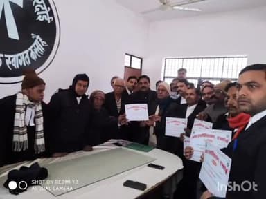 हरदोई: अधिवक्ता संघ कार्यालय में नवनिर्वाचित कार्यकारिणी को एल्डर कमेटी द्वारा प्रमाण पत्र किए गए वितरित