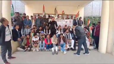 बदायूं: कांग्रेस के कार्यकर्ताओं ने बनारस में हुई दुष्कर्म की घटना के आरोपियों को गिरफ्तार करने को कलेक्ट्रेट में धरना प्रदर्शन