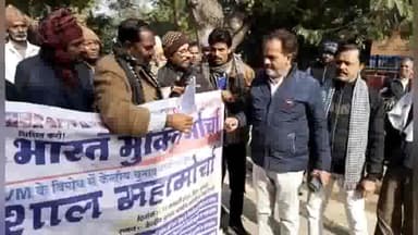 मथुरा: EVM के विरोध में भारत मुक्ति मोर्चा के कार्यकर्ताओं ने DM को राष्ट्रपति के नाम सौंपा ज्ञापन