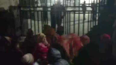 एत्मादपुर: नुनिहाई स्थित टोरंट सब स्टेशन पर तैनात टोरंट कर्मचारी की मौत के बाद परिजनों ने किया हंगामा,बैठ धरने पर।