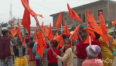 घुवारा: घुवारा में निकाली गई भव्य अक्षत कलश यात्रा बड़ी संख्या में श्रद्धालु हुए शामिल ढोल नगाड़ों के साथ जय श्री राम के श्रद्धा