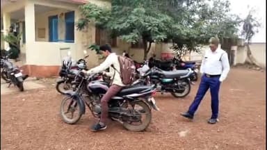 आगर: यातायात पुलिस ने स्कूल के नाबालिक बच्चों को रोककर बाइक नही चलाने की दी समझाइए अगर फिर भी नहीं मानते तो होगी कार्रवाई।