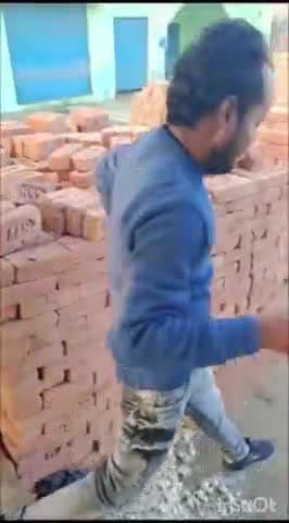 मोहम्मदी: कृष्णा नगर में बाजार के सौंदर्यीकरण कार्य में घटिया ईंट लगाने का आरोप, ईंट तोड़ते  हुए वीडियो वायरल
