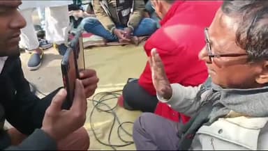 आरा के फुटपाथी मछली व्यवसाईयों के आंदोलन का समर्थन करने पहुंचे भाकपा माले राज्य कमिटी सदस्य व इंसाफ मंच राज्य सचिव क्यामुद्दीन अंसारी