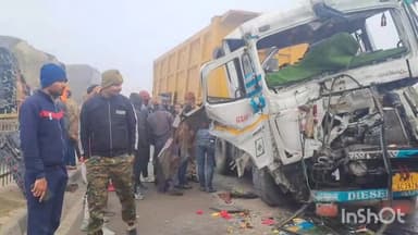 धौलपुर: हाईवे पर घना कोहरा छाने से 4 ट्रक आपस में भिड़े, रफ्तार धीमी होने से टला बड़ा हादसा