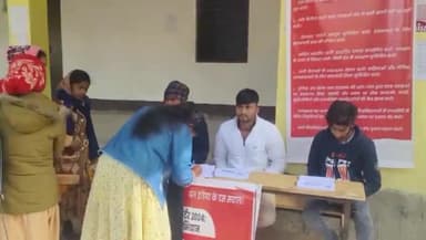 जगदीशपुर: आइसा सदस्यों द्वारा नगर के महिला कॉलेज में चलाया गया हस्ताक्षर अभियान