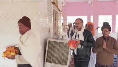 जगदीशपुर: कवरा हनुमान मंदिर में पूजा अर्चना करने के बाद लोगों के बीच पूजित अक्षत और निमंत्रण पत्र का किया गया वितरण