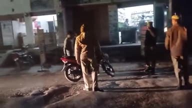 जलेसर: बाईपास तिराहा पर अवागढ पुलिस ने संदिग्ध वाहन व व्यक्तियों को किया चैक.