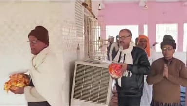 जगदीशपुर: कवरा हनुमान मंदिर में पूजा कर लोगों के बीच पूजित अक्षत और निमंत्रण पत्र का किया गया वितरण