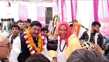 रामगढ़ पचवारा: लालसोट विधायक ने सवाई माधोपुर क्षेत्र में स्थित भेडोली आश्रम में एक कार्यक्रम के दौरान नित्यानंद महाराज का लिया आशीर्वाद