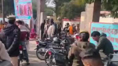 एत्मादपुर: खंड विकास कार्यालय एत्मादपुर में कंबल वितरण कार्यक्रम का हुआ आयोजन,350 कंबल किए गए वितरण,क्षेत्रीय विधायक रहे मौजूद।