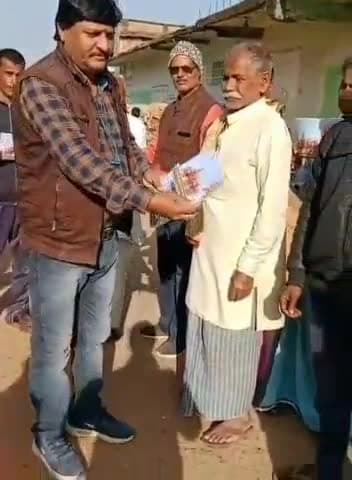 देवीपुर: देवीपुर प्रखंड क्षेत्र के विभिन्न गांवों में अयोध्या से आए पूजित अक्षत और राम मंदिर का पत्रक किया गया वितरित