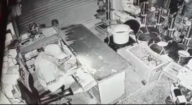 जोधपुर: शास्त्री नगर थाना क्षेत्र में चोर दुकान का शटर तोड़ घुसा वीडियो कॉल कर की चोरी,  पुलिस चोर की तलाश में जुटी