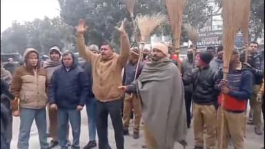 जगाधरी: नगर निगम कार्यालय के बाहर नगर पालिका कर्मचारी संघ ने उल्टा झाड़ू कर किया प्रदर्शन