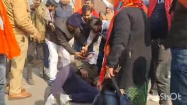 आगरा: एमजी रोड स्थित जिला मुख्यालय पर अखिल भारत हिन्दू महासभा ने स्वामी प्रसाद मौर्य के प्रतीकात्मक पुतले की काटी जीभ