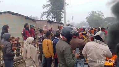 डुमरी कटसरी: बागमती नदी पुरानी धार उड़ाही मामला को लेकर ग्रामीणों ने एनएच-104 पर पहाड़पुर गांव में आगजनी कर किया प्रदर्शन