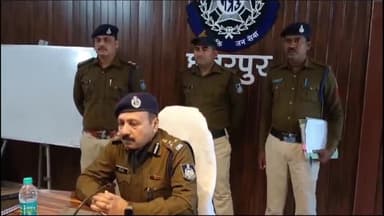 छतरपुर नगर: पुलिस लाइन प्रेस कांफ्रेंस हॉल में एसपी ने अलीपुरा थाना क्षेत्र में हुई महिला की हत्या का किया खुलासा, आरोपी गिरफ्तार