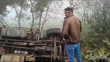 बिधूना: रूरूकला गांव के समीप मवेशी को बचाने के दौरान पलटा डीसीएम, मौके पर पहुंची पुलिस