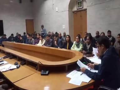 हरदोई: जिलाधिकारी की अध्यक्षता में कलेक्ट्रेट सभागार में हुई कर करेत्तर की बैठक