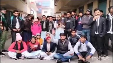 मुज़फ्फरनगर: आर्य समाज रोड स्थित डीएवी कॉलेज में छात्रों के द्वारा विभिन्न मांगों को लेकर किया गया धरना प्रदर्शन