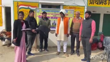 बिधूना: अछल्दा क्षेत्र के बीसरमऊ गांव में जरूरतमंदों को जनसंदेश जागरूकता सेवा समिति द्वारा बांटे गए कंबल