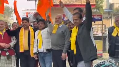 आगरा: कमला नगर में व्यापार संगठन की ओर से घर-घर और दुकानों पर जाकर भगवान श्री राम के चित्र और अक्षत किये गए वितरित