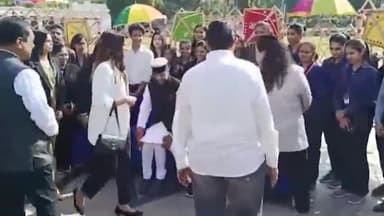 बैरसिया: कुशाभाऊ ठाकरे सभागार से CM मोहन यादव ने "मां तुझे प्रणाम" योजना अंतर्गत विद्यार्थियों के दल के वाहन को हरी झंडी दिखाई