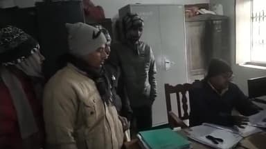 कुढ़नी: कुढ़़नी पंचायत के लगभग आधा दर्जन से अधिक वार्ड सदस्यों ने एकाउंटेंट व ग्रामसेवा पर अभद्रता करने को लेकर लिखित आवेदन दिया