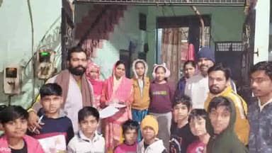 एत्मादपुर: ट्रांस यमुना फेस 2 डी ब्लॉक में अयोध्या से आये अक्षत घर घर किये गए वितरण,लोगों से घर में दीपावली मनाने का किया आव्हान।