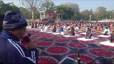 नरसिंहपुर: स्टेडियम ग्राउंड में राष्ट्रीय युवा दिवस के अवसर पर जिला स्तरीय सामूहिक सूर्य नमस्कार का किया आयोजन