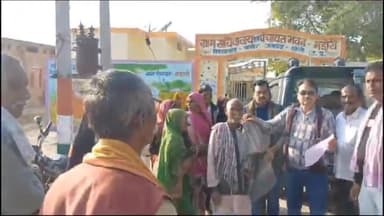 मोठ: ग्राम पंचायत मडोरी में लेखपाल व ग्राम प्रधान ने गरीब असहाय व वृद्ध जनों को ग्राम पंचायत की ओर से वितरित किए कंबल