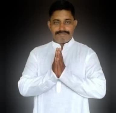 तेजस्वी यादव बोला कि इलाज के लिए मंदिर जाओगे की अस्पताल
तो भाई बाल मुंडवाना हो तो सैलून जाओगे कि तिरुपति मन्दिर जाओगे