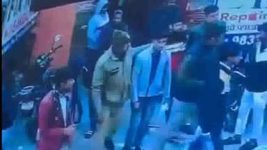 मथुरा: जसवंत मोबाइल शॉप पर चोरी कर रहे कर्मचारी की मोबाइल चैट से हुआ खुलासा, पुलिस ने तीन आरोपियों को किया गिरफ़्तार