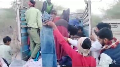 चित्तौड़गढ़: हडमाला कच्ची बस्ती में पार्षद भोई के नेतृत्व में आचार्य तुलसी फाउंडेशन के सहयोग से गरीब लोगों को वस्त्र किए गए वितरित