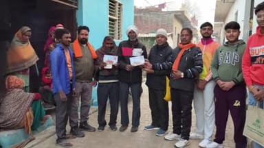 रायपुर रानी: रामभगतो ने अयोध्या से आए पूजित अक्षत रायपुर रानी में घर-घर बांटे, कहा 22 जनवरी को घर पर दिए जलाए