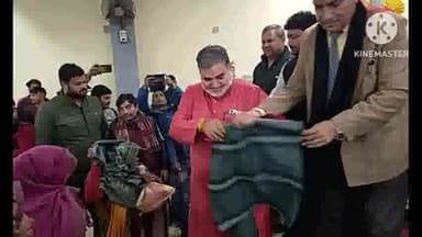कोल: थाना रोरावर के अंतर्गत भाजपा जनप्रतिनिधि ने कड़कड़ाती ठंड में गरीबों को बांटे कंबल