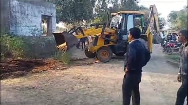 सुनेल: चछलाई में खेल मैदान से राजस्व विभाग ने हटाया अतिक्रमण