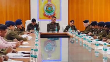 राजनांदगांव: राजनांदगांव पुलिस अधीक्षक मोहित गर्ग ने कार्यालय में क्राईम मीटिंग लेकर लंबित मामलों की समीक्षा की