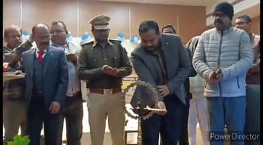 कहरा: प्रेक्षागृह में शिक्षक नियुक्ति पत्र वितरण समारोह काDMने दीप प्रज्वलित कर किया शुभारंभ,आयोजकों ने DMव SPको किया सम्मानित