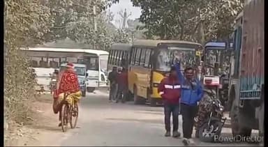 कहरा: स्टेडियम के पास वाहन दुरुस्ती प्रमाणपत्र के लिए आज गाड़ियों की जुटी भीड़,MVI द्वारा व्यवसायिक वाहनों की हो रही जांच