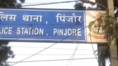कालका: : पिंजौर बाजार में सुनार की दूकान के ताले तोड़ते समय सायरन बजने से भागे चोर, सीसीटीवी कैमरे में कैद हुए चोर